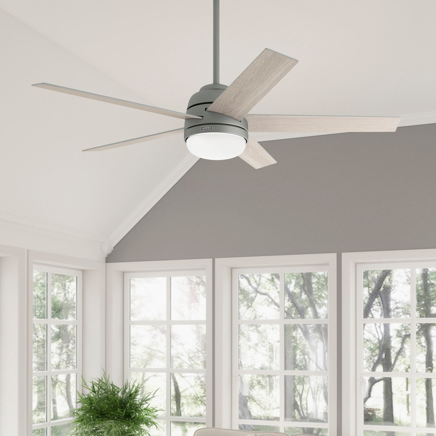 Hunter Coriolis HunterSMART 60-in Matte Silver with Light Gray Oak Blades Smart Ceiling Fan With Light 5 -Blade