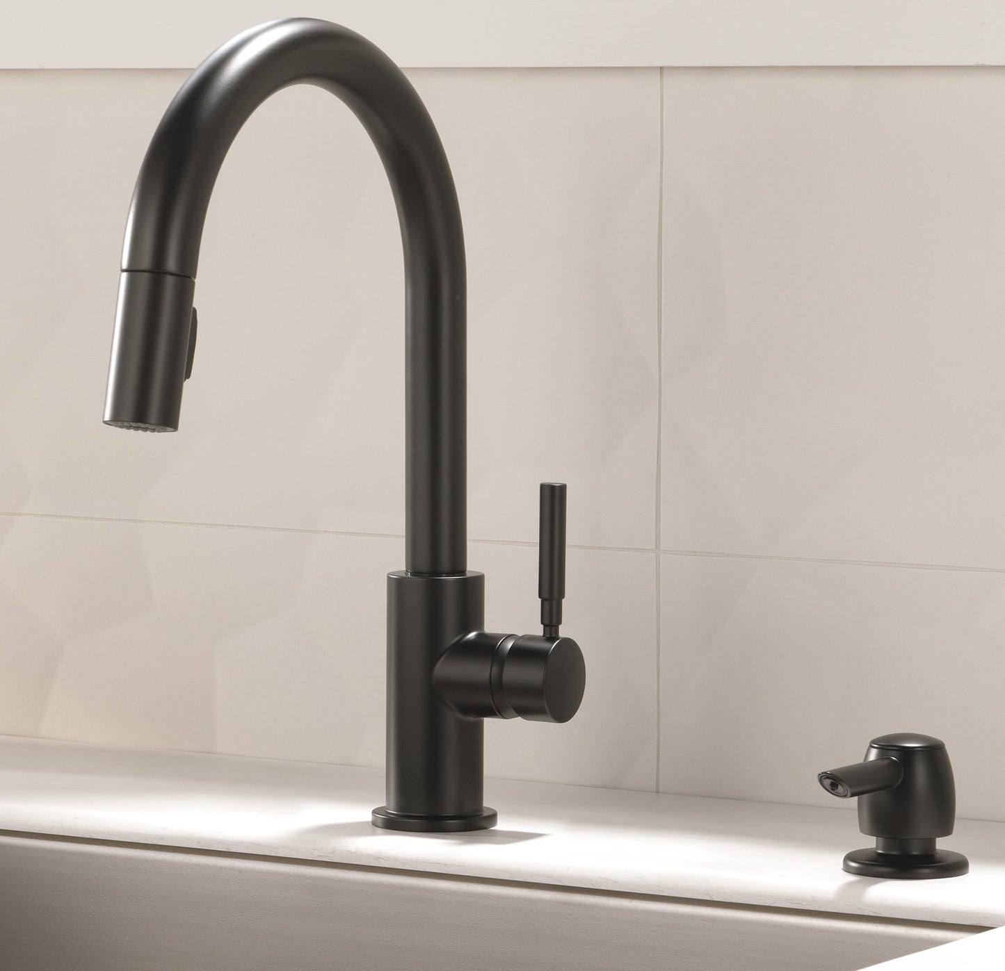Delta Trask Matte Black Single Handle Deck-mount Pull-down Kitchen Faucet with Sprayer (Includes Deck Plate) (Includes Soap Dispenser)