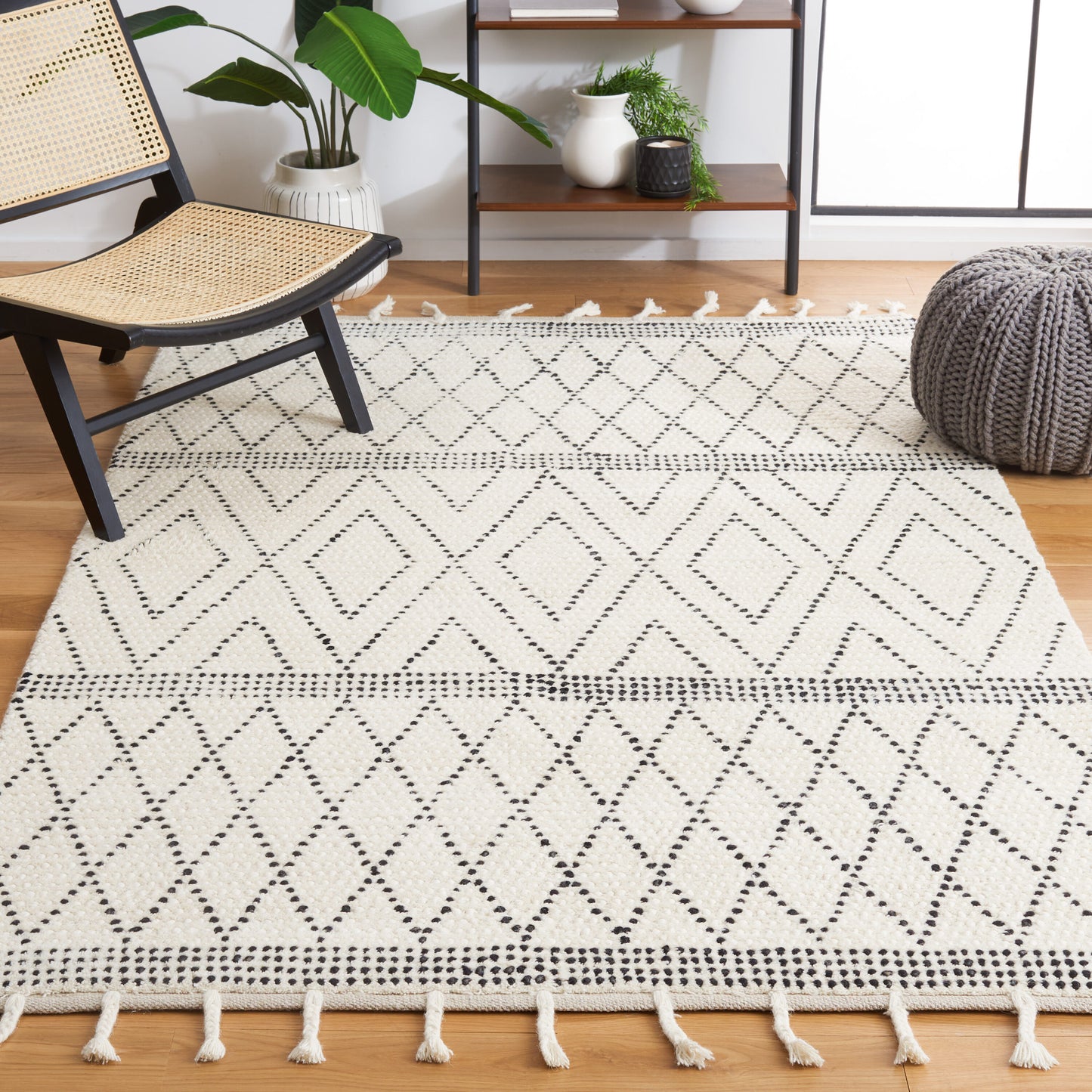 Safavieh Casablanca 491 With Tassel Ivory/Black Bohemian 5ft x 8ft Medium Rectangle Rug
