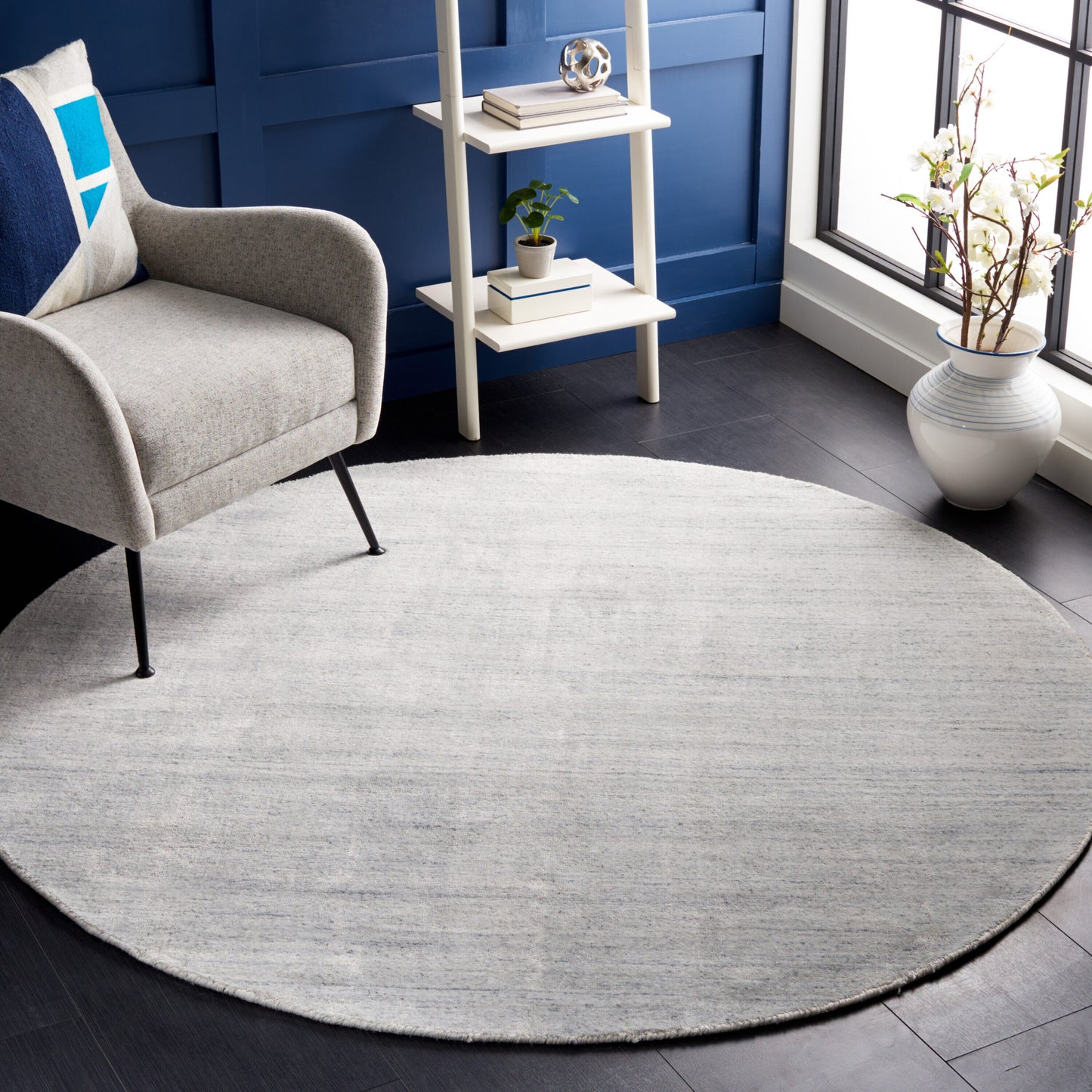 Safavieh Mirage 550 Silver Solid / Tonal 6ft x 6ft Round Rug