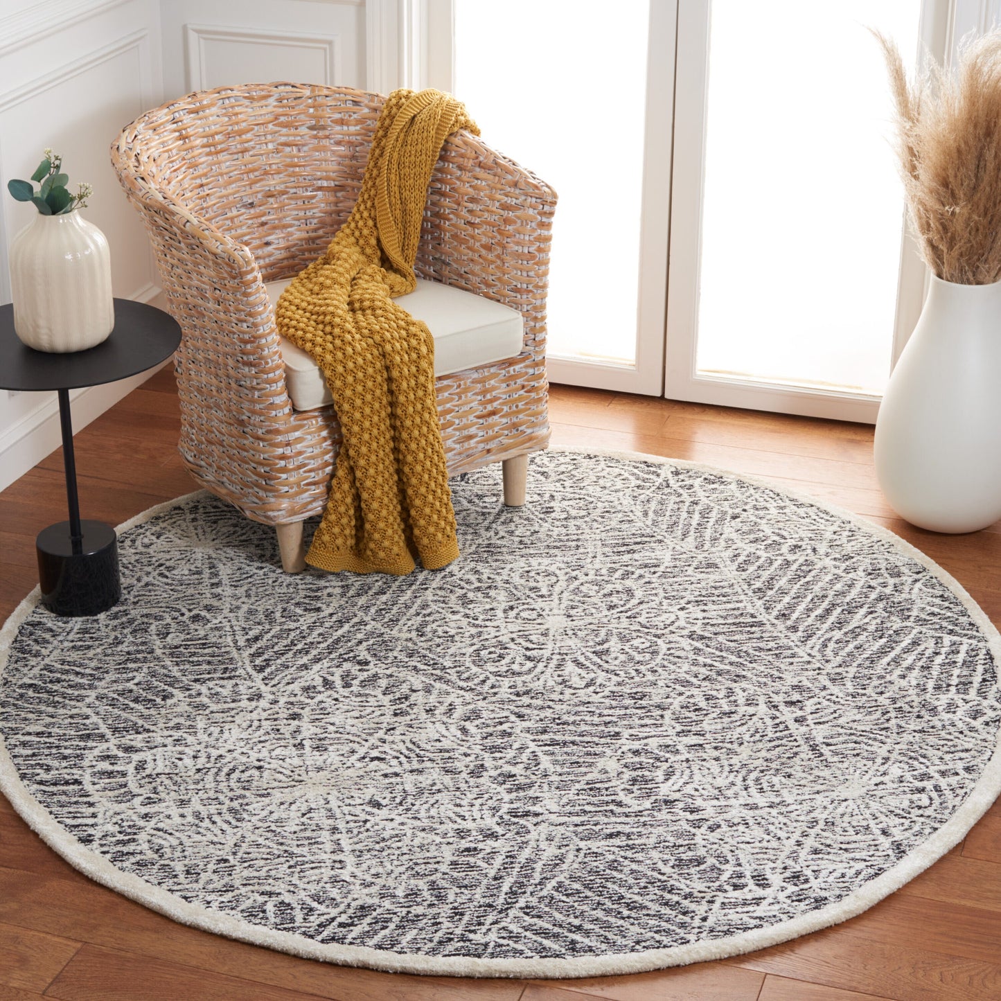 Safavieh Precious 304 Black/Ivory Contemporary 6ft x 6ft Round Rug