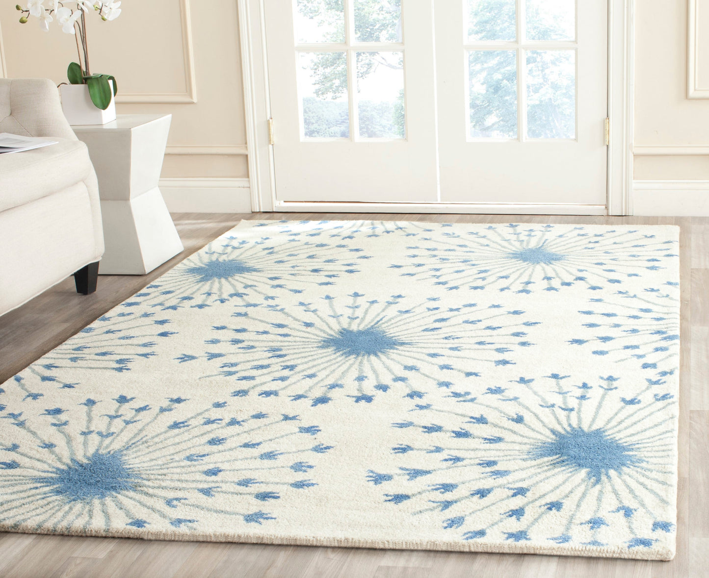 Safavieh Bella Spokes 8 x 10 (ft) Tufted Wool Beige/Blue Rectangular Indoor Floral/Botanical Farmhouse/Cottage Spot Clean Only Area rug