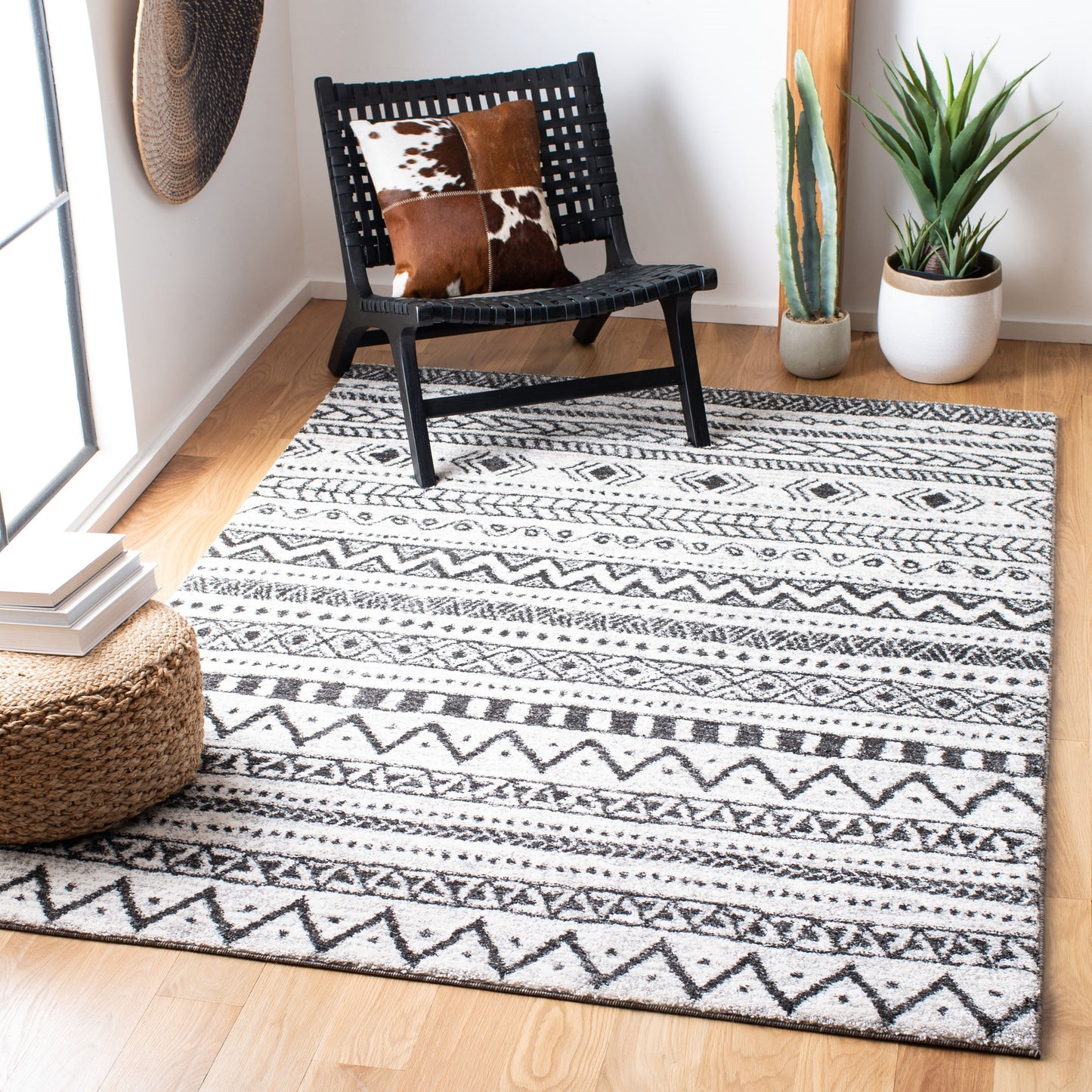 Safavieh Tunisia Liesel 4 x 6 (ft) Loomed Polypropylene Ivory/Black Rectangular Indoor Abstract Bohemian/Eclectic Spot Clean Only Area rug
