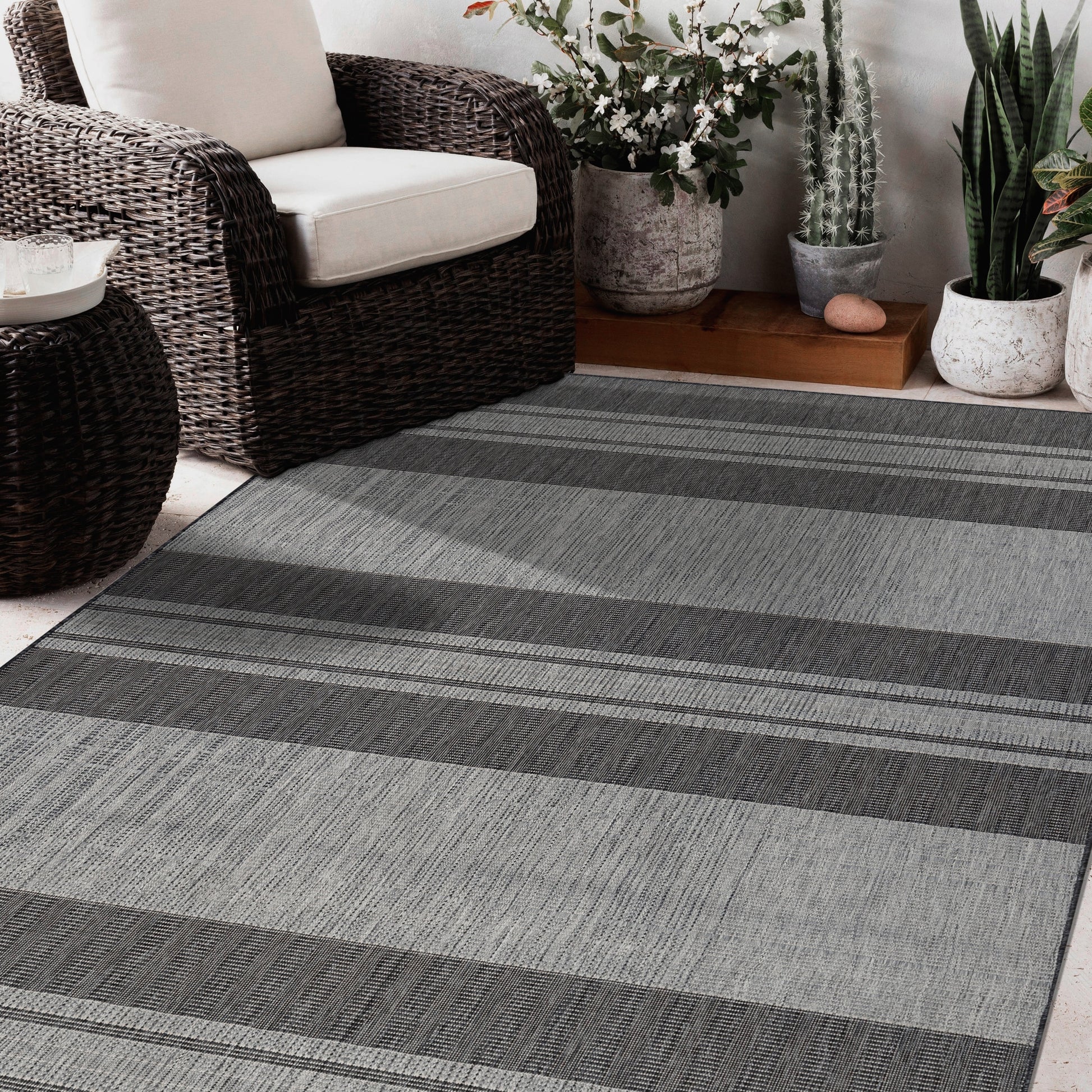 AMER Maryland 6 x 10 (ft) Loomed Polypropylene Silver Rectangular Indoor/Outdoor Stripe Mid-Century Modern Spot Clean Only Area rug