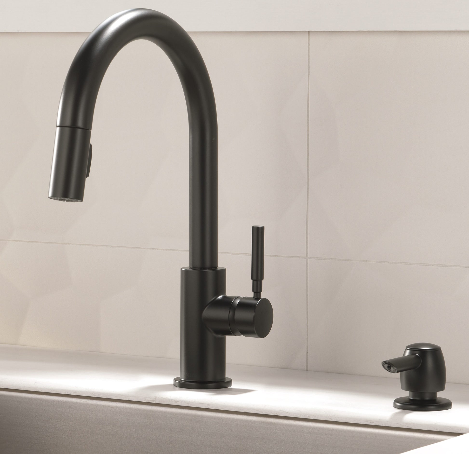 Delta Trask Matte Black Single Handle Deck-mount Pull-down Kitchen Faucet with Sprayer (Includes Deck Plate) (Includes Soap Dispenser)