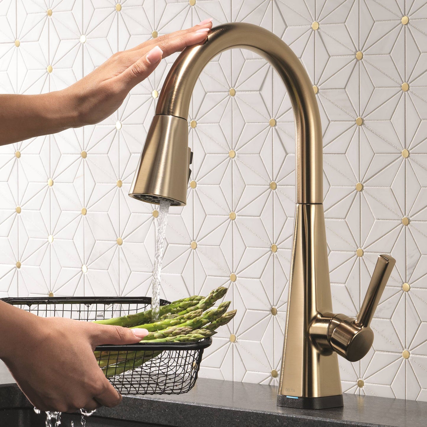 Delta Lenta Touch2O Gold Champagne Bronze Single Handle Deck-mount Touch-on Pull-down Kitchen Faucet with Sprayer (Includes Deck Plate)