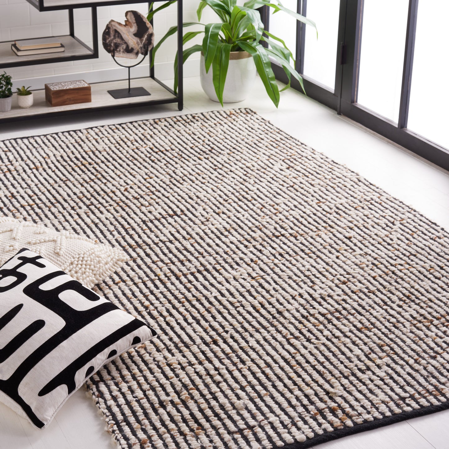 Safavieh Natura 8 x 10 (ft) Flatweave Wool Black/Ivory Rectangular Indoor Abstract Bohemian/Eclectic Professionally Clean Only Area rug