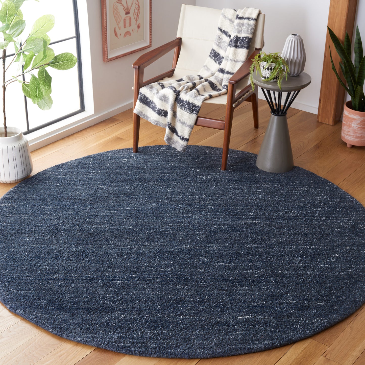 Safavieh  Himalaya 413 Black/Gray Solid / Tonal 7ft x 7ft Round Rug