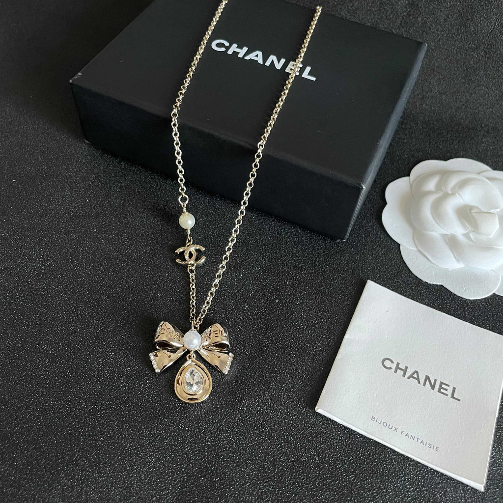 CHANEL 26S DOUBLE C LOGO PEARL BOW & CRYSTAL DROP NECKLACE IN GOLD METAL 629884