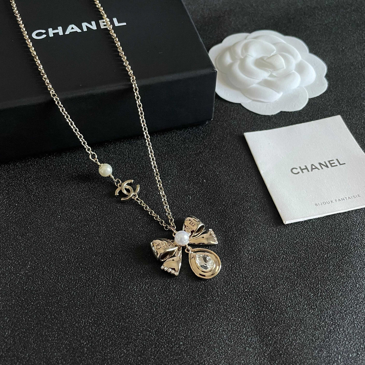 CHANEL 26S DOUBLE C LOGO PEARL BOW & CRYSTAL DROP NECKLACE IN GOLD METAL 629884